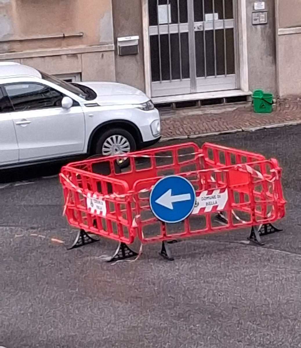 Biella, buca in via Costanzo: "Transenne da tre mesi, quando verrà ripristinata la strada?"