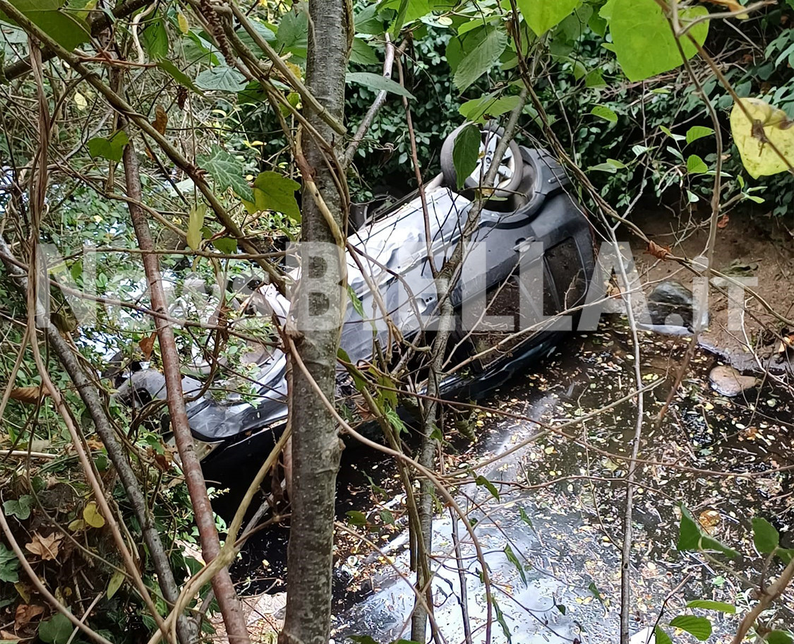 Tollegno: Auto si ribalta nel Rio Stono, conducente soccorso FOTO