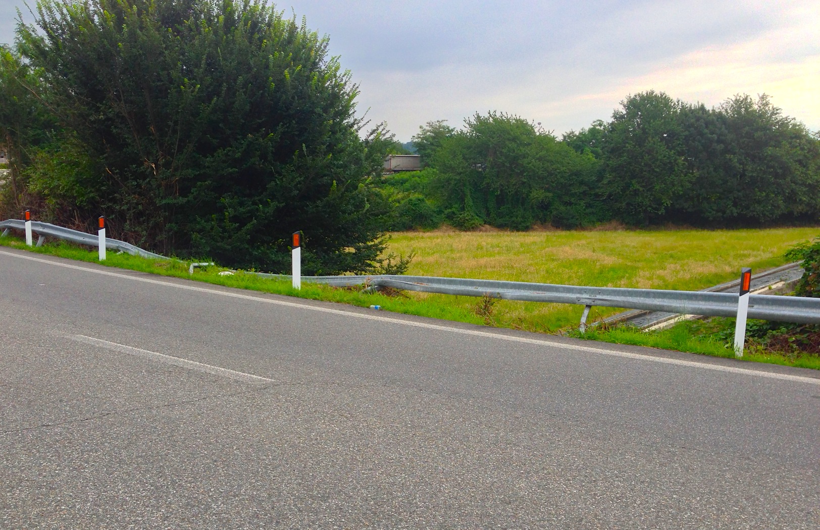 Pollone, perde il controllo dell'auto e finisce contro il guardrail