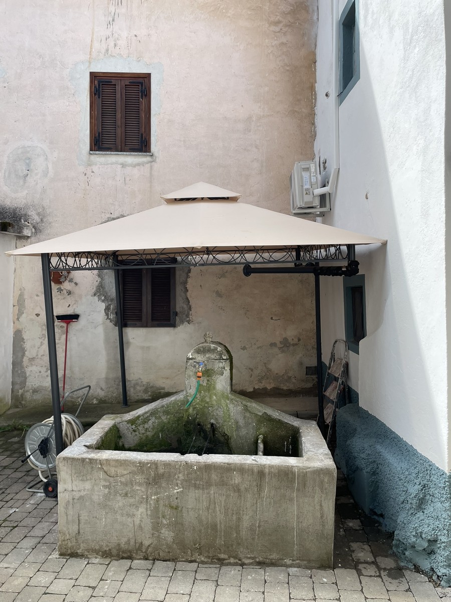 I ragazzi della Comunità AISE di Caprile restaurano la fontana della Frazione Persica