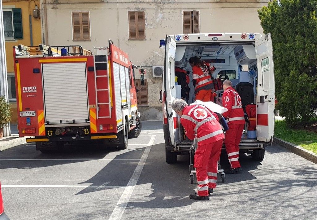 Incidente domestico per un anziano, a Vigliano arrivano 118 e Vigili del Fuoco
