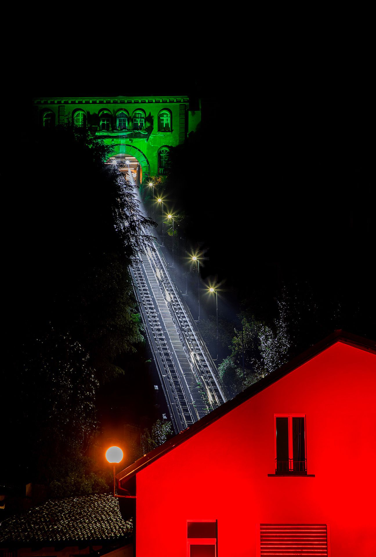 Da Oropa fino in piazza Duomo, il Tricolore sui luoghi simbolo di Biella negli scatti di Paolo Canatone