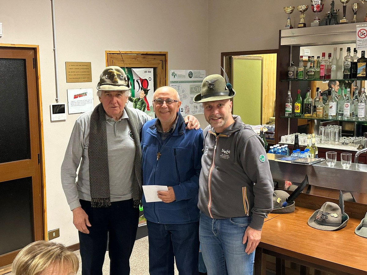 Andorno, accoglienza speciale per don Mario: alla Cena degli Auguri anche gli Alpini di Sandigliano