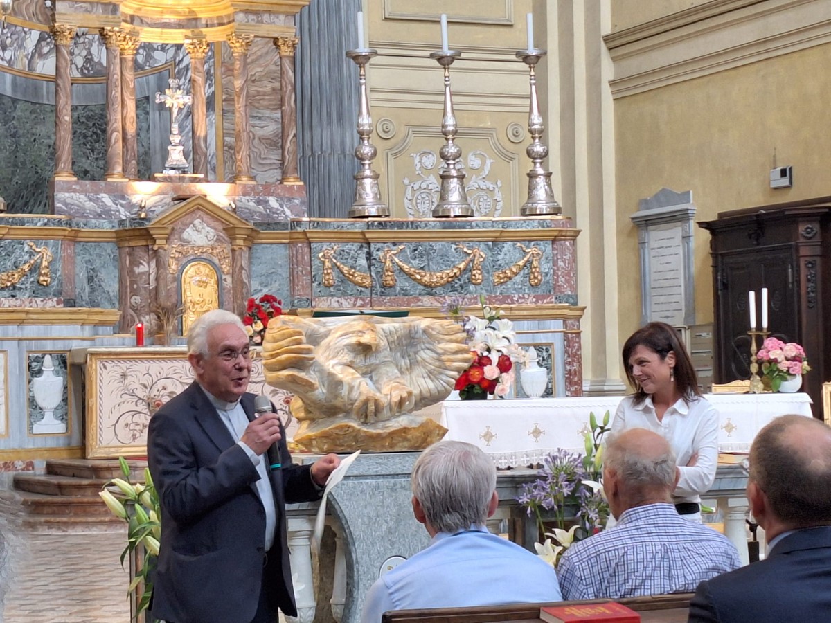 Graglia, inaugurato al Santuario il nuovo ambone con leggio in pietra: è un'opera di Cecilia Birsa FOTO
