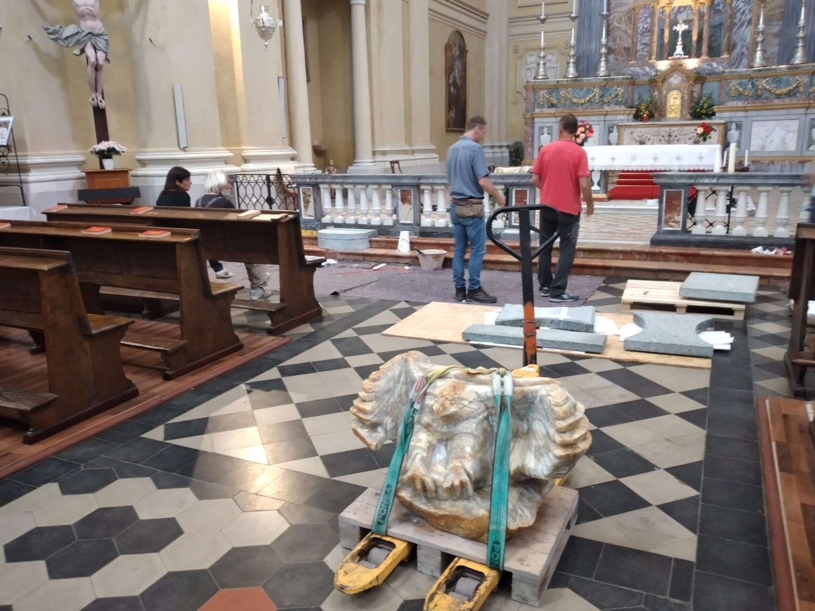 Graglia, al Santuario si presenta il nuovo ambone con leggio in pietra di Cecilia Birsa