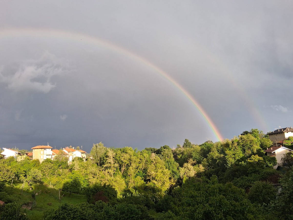 Spunta un arcobaleno colorato nei cieli biellesi dopo il temporale e la pioggia