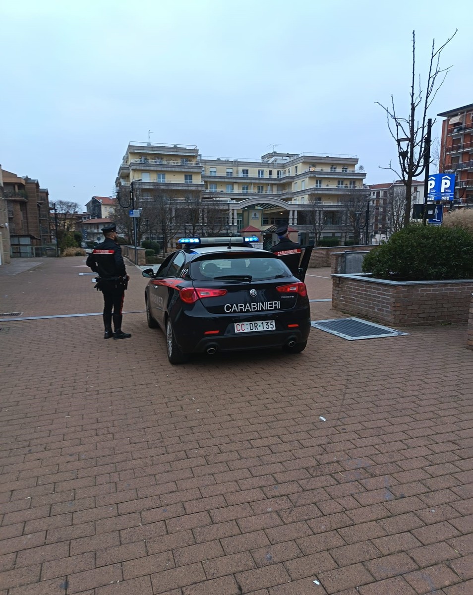 Tenta di trascinare via una 16enne in strada: arrestato dai Carabinieri