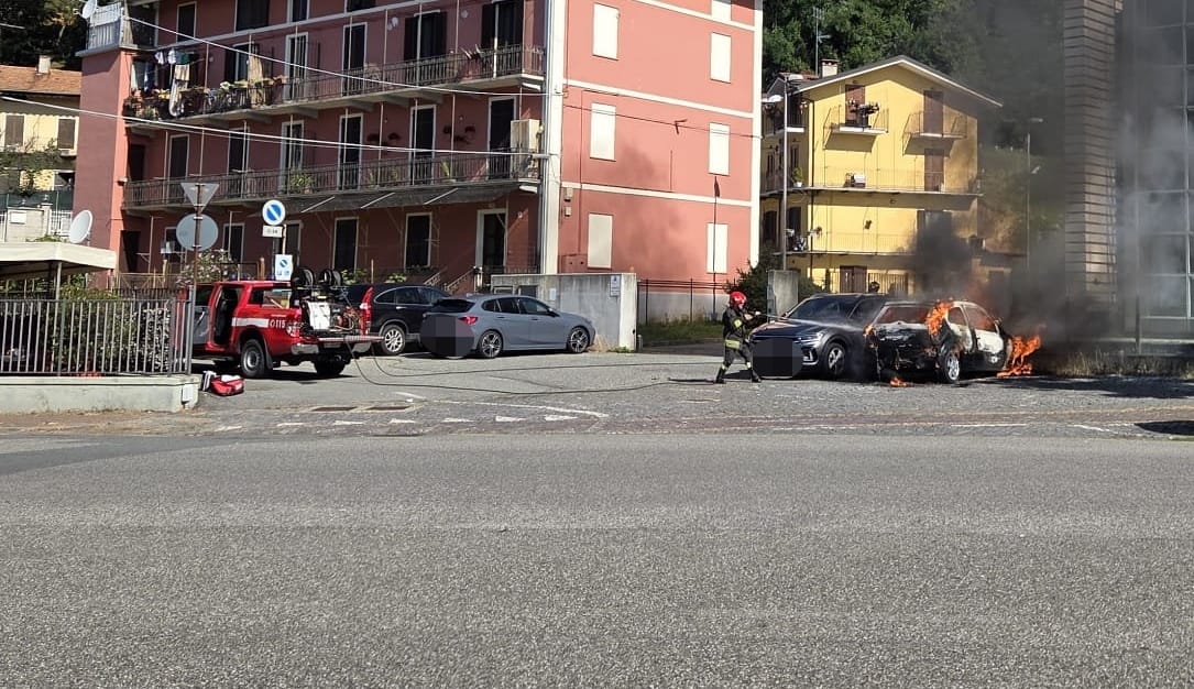 Biella, auto a fuoco in via Ivrea: è andata distrutta FOTO e VIDEO