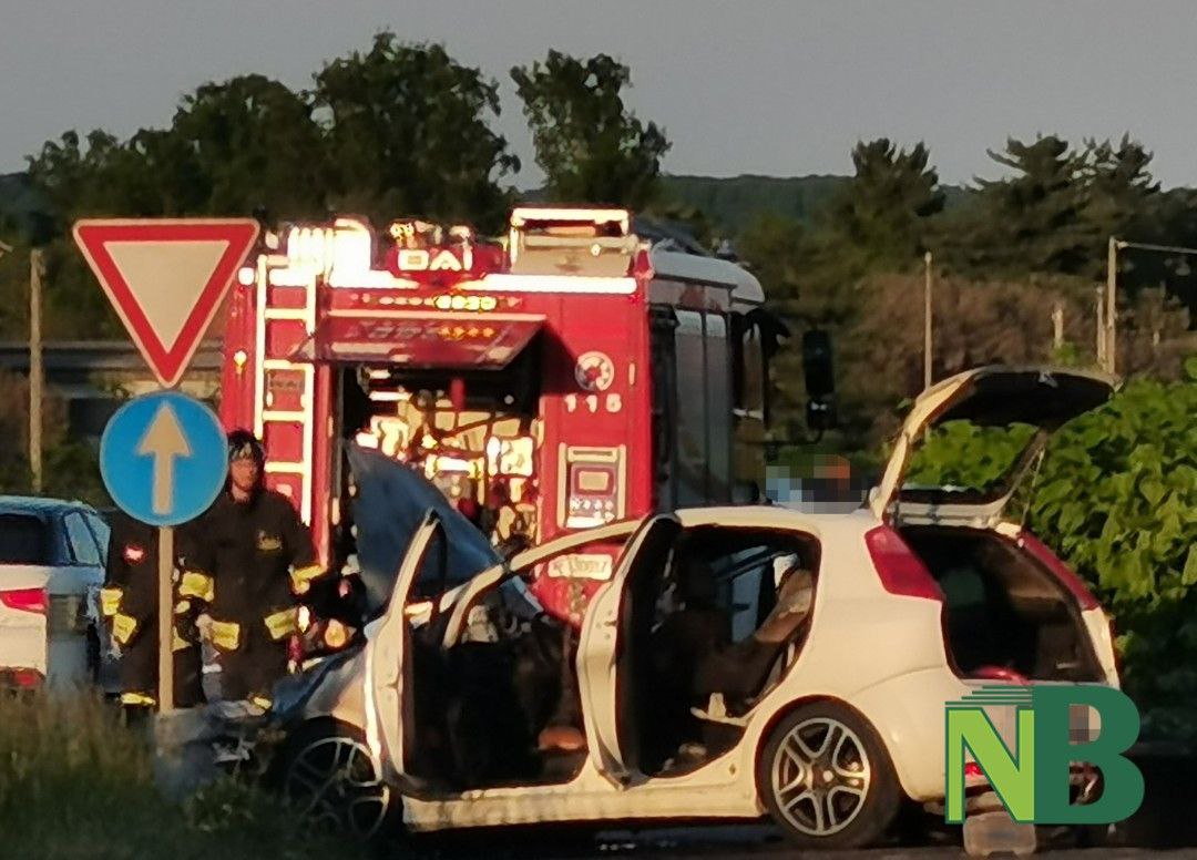 Valdengo, auto in fiamme in Superstrada FOTO