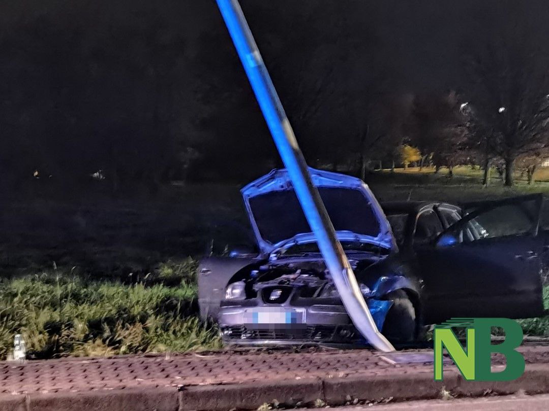 Vigliano, auto finisce contro un palo della luce FOTO