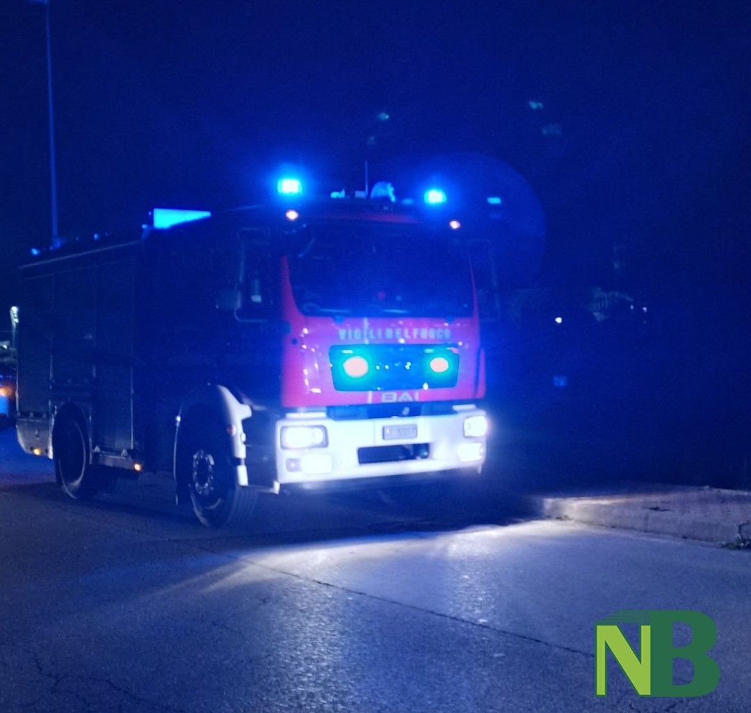 Palo della luce pericolante dopo un incidente: intervento dei Vigili del Fuoco a Sagliano