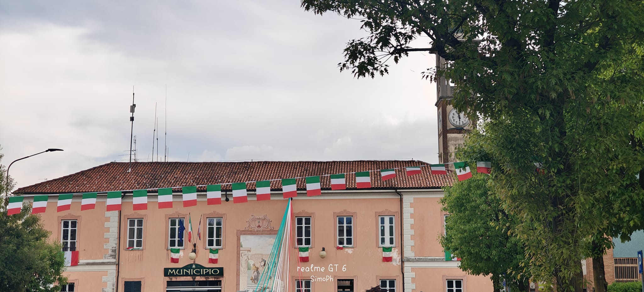 Meno di una settimana all'Adunata, a Mongrando bandiere Tricolori su Municipio e campanili FOTO