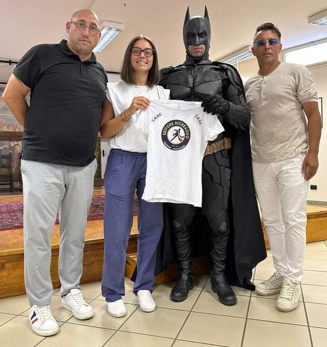 Batman lavora in un sexy shop di Cagliari e appena può corre ad aiutare i  bambini in ospedale