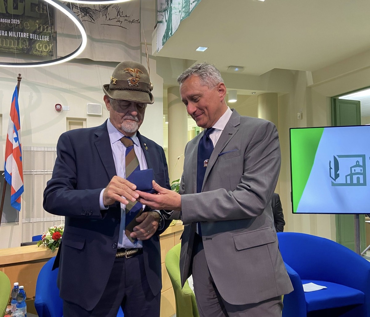 Adunata a Biella, il sindaco consegna lo stemma e il sigillo della Città alle autorità