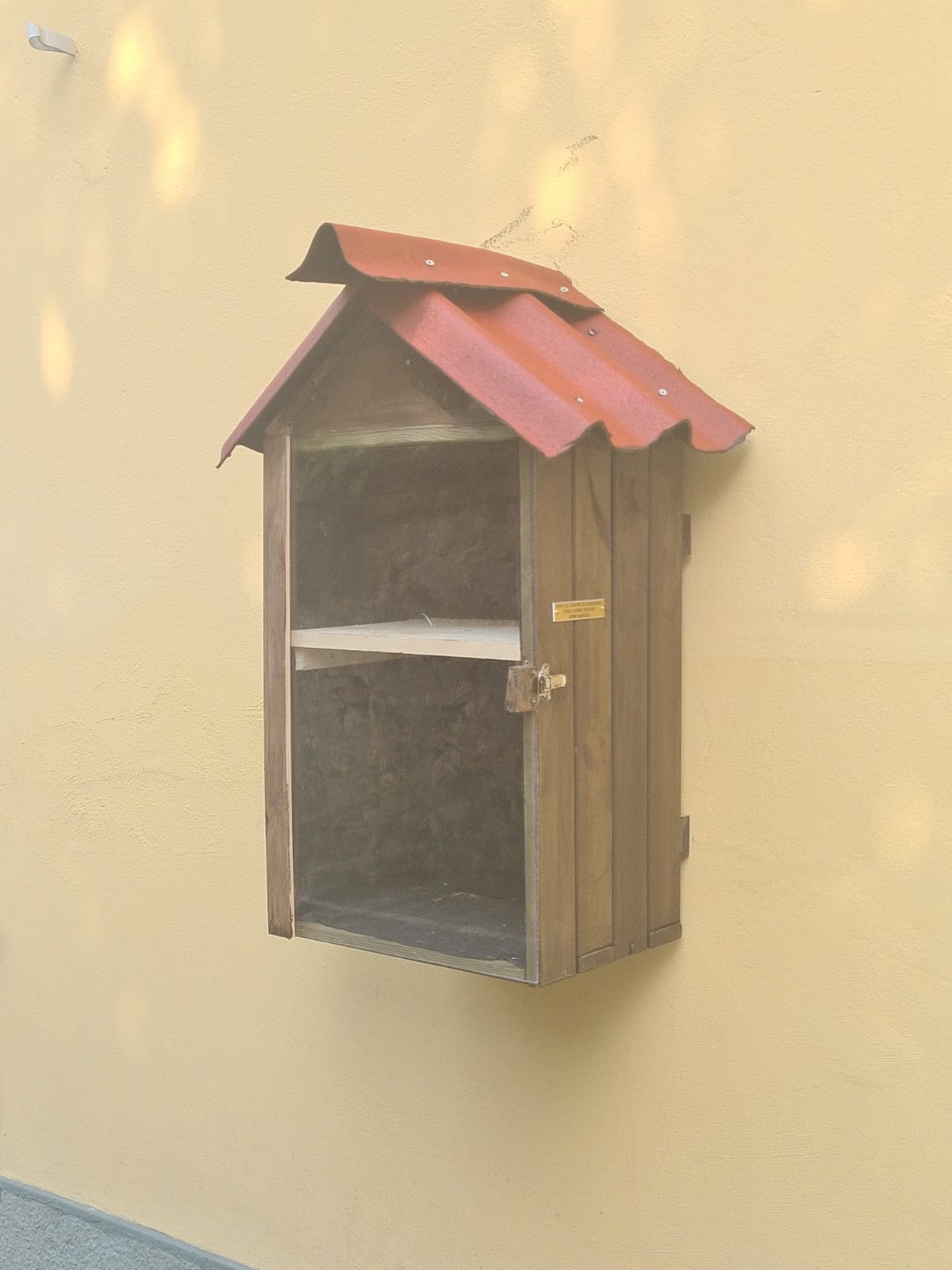 A Camandona arriva il “Book Crossing”, casette in legno donate da una coppia di cittadini FOTO