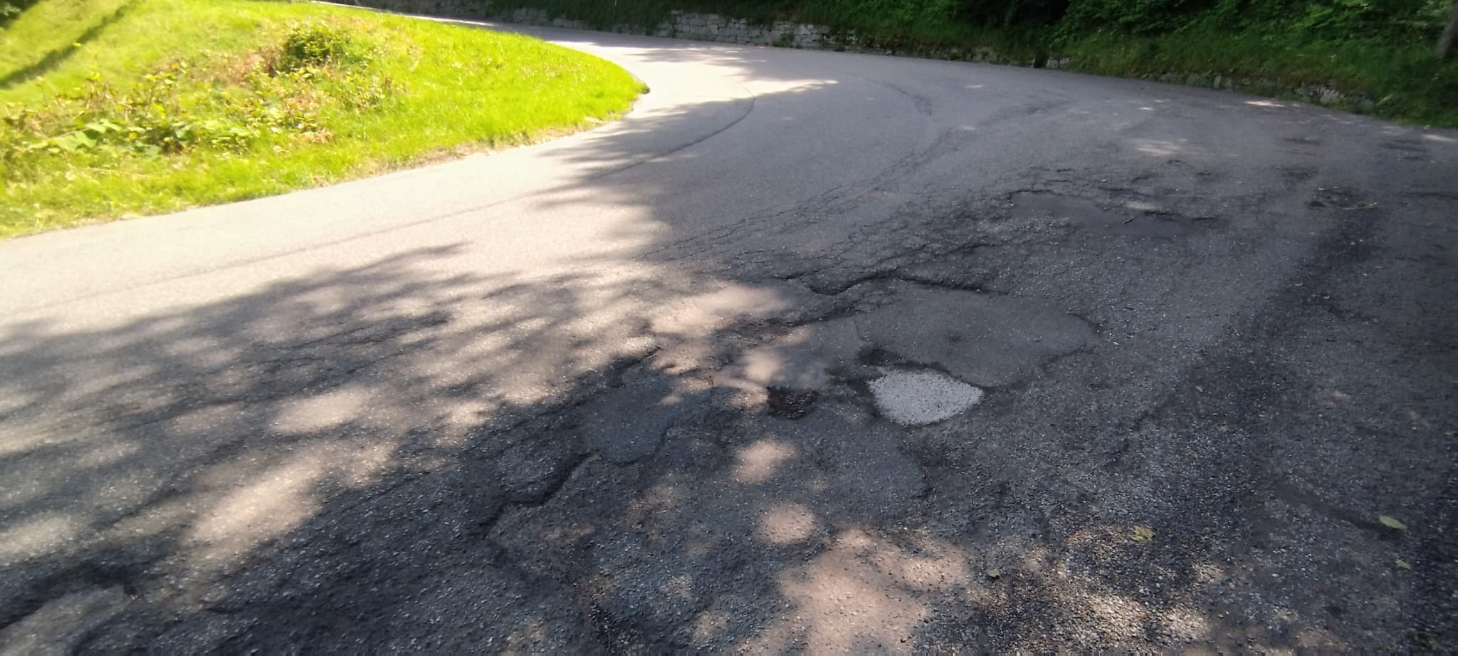 Biella, buche sulla strada. Un lettore segnala: “Le auto invadono le corsie opposte per evitarle” FOTO
