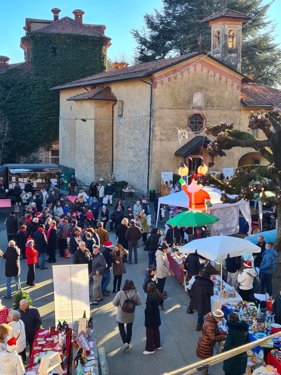 Buona la prima a Camandona, i mercatini di Natale lasciano il segno. Sindaco: “Si replica nel 2026” FOTO