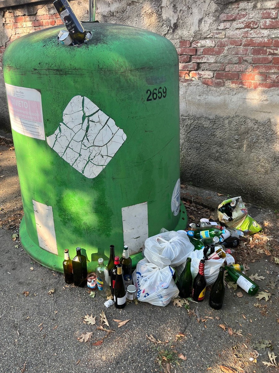 Biella: "Al Barazzetto le campane del vetro sono strapiene" la segnalazione di un lettore