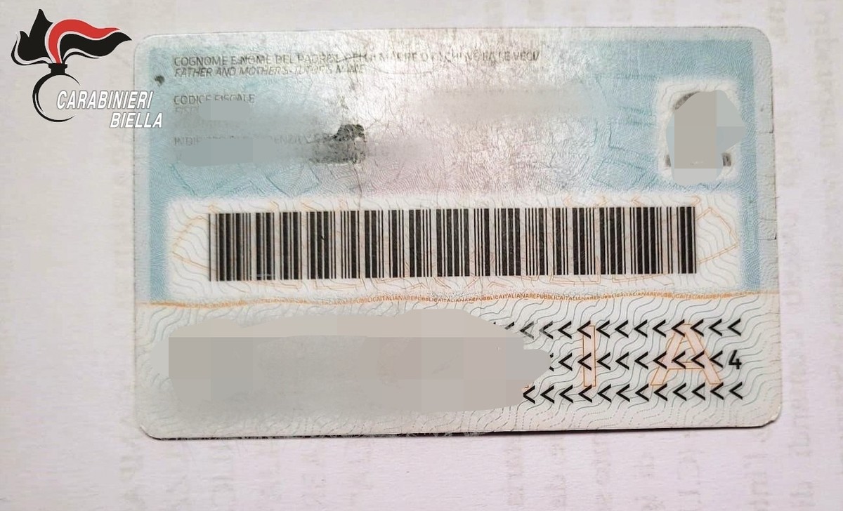 Documenti d'identità manomessi per estrarre i microchip, denunciato un giovane