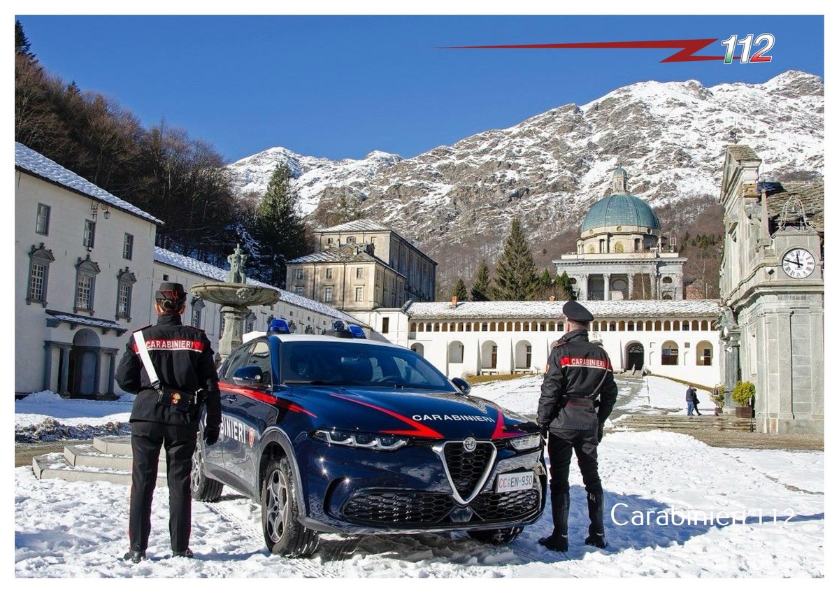 Carabinieri al Santuario di Oropa, lo scatto sotto la neve fa il giro del web