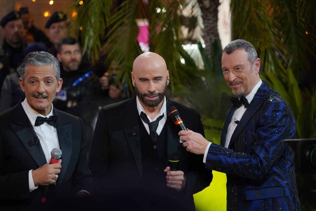 John Travolta a Sanremo 2024 da Grease al Ballo del qua qua, l'attore balla con Fiorello e