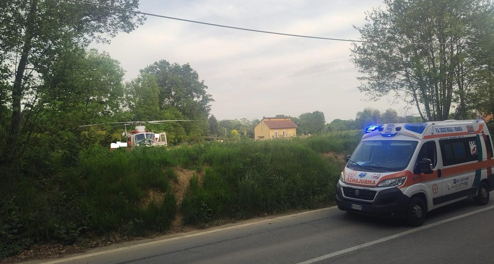 Dal Nord Ovest - Rimane incastrato sotto un macchinario, salvato con l’elicottero