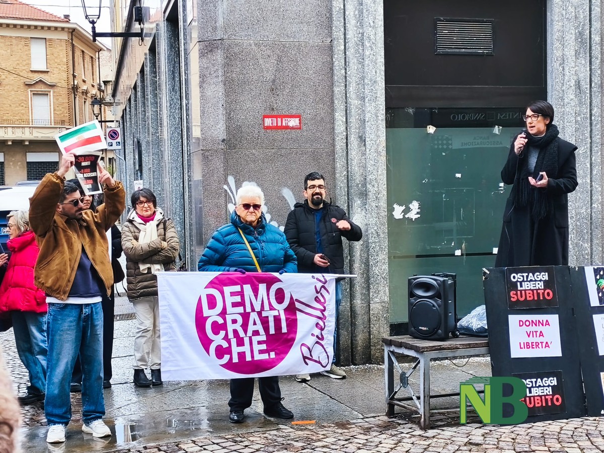 Biella: in piazza Santa Marta una manifestazione di solidarietà per il popolo iraniano FOTO e VIDEO
