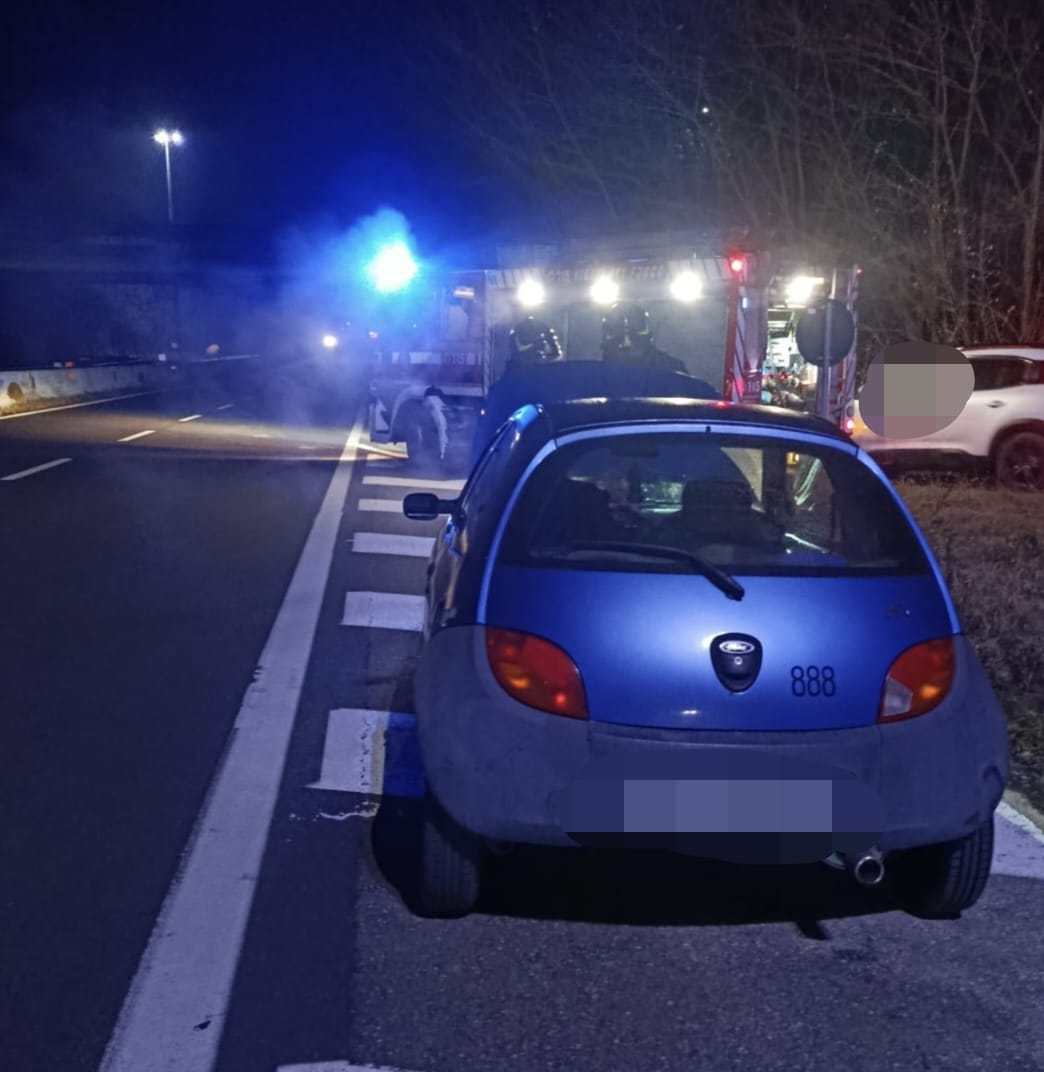 Cossato, auto in avaria all'uscita della Super: fumo dal motore, i Vigili del Fuoco evitano il peggio FOTO