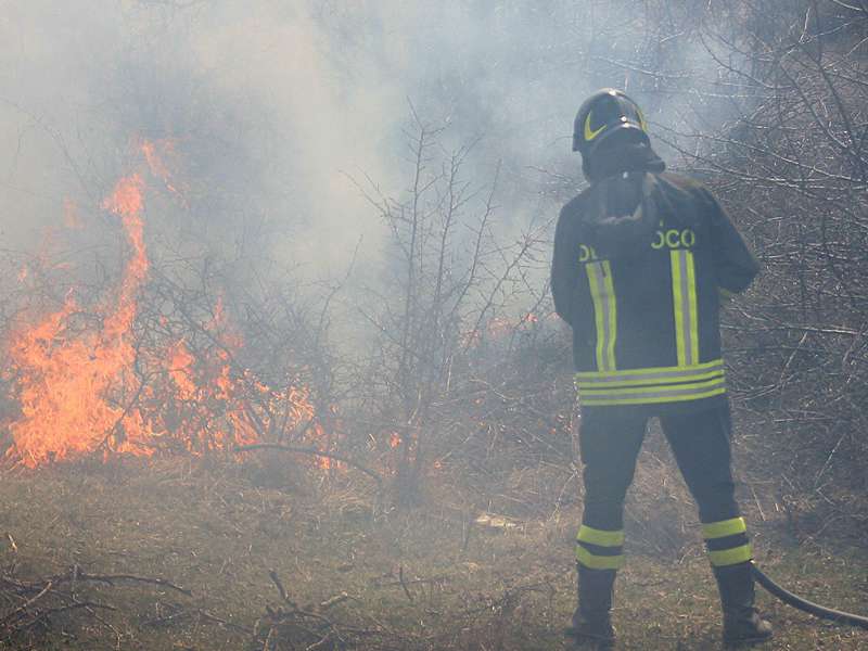 Sterpaglie a fuoco vicino alle abitazioni, residenti di Crocemosso lanciano l’allarme (foto di repertorio) Sterpaglie a fuoco vicino alle abitazioni, residenti di Crocemosso lanciano l’allarme (foto di repertorio)