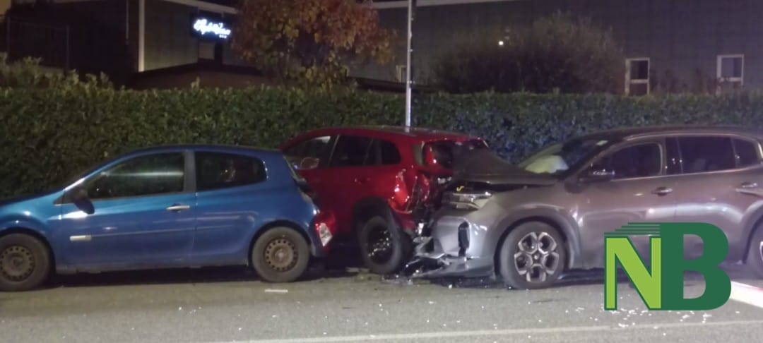 Biella, schianto in via per Candelo: danni anche a mezzi in sosta FOTO
