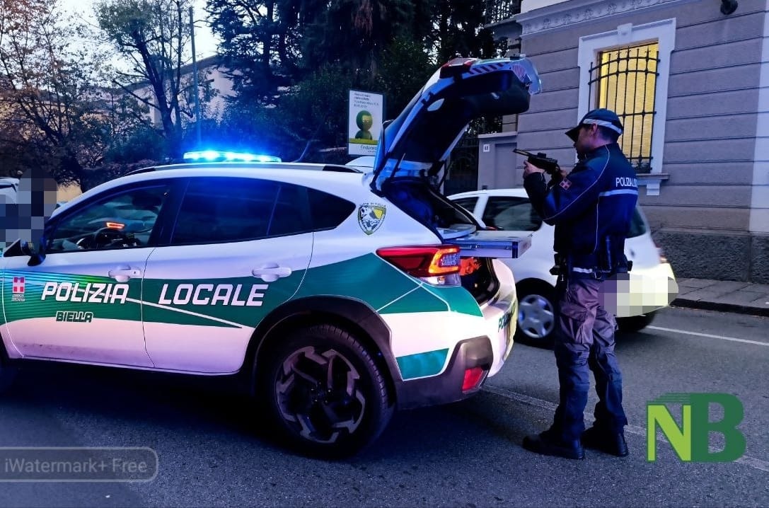 Biella, auto si ribalta in via Torino: c'è un ferito FOTO