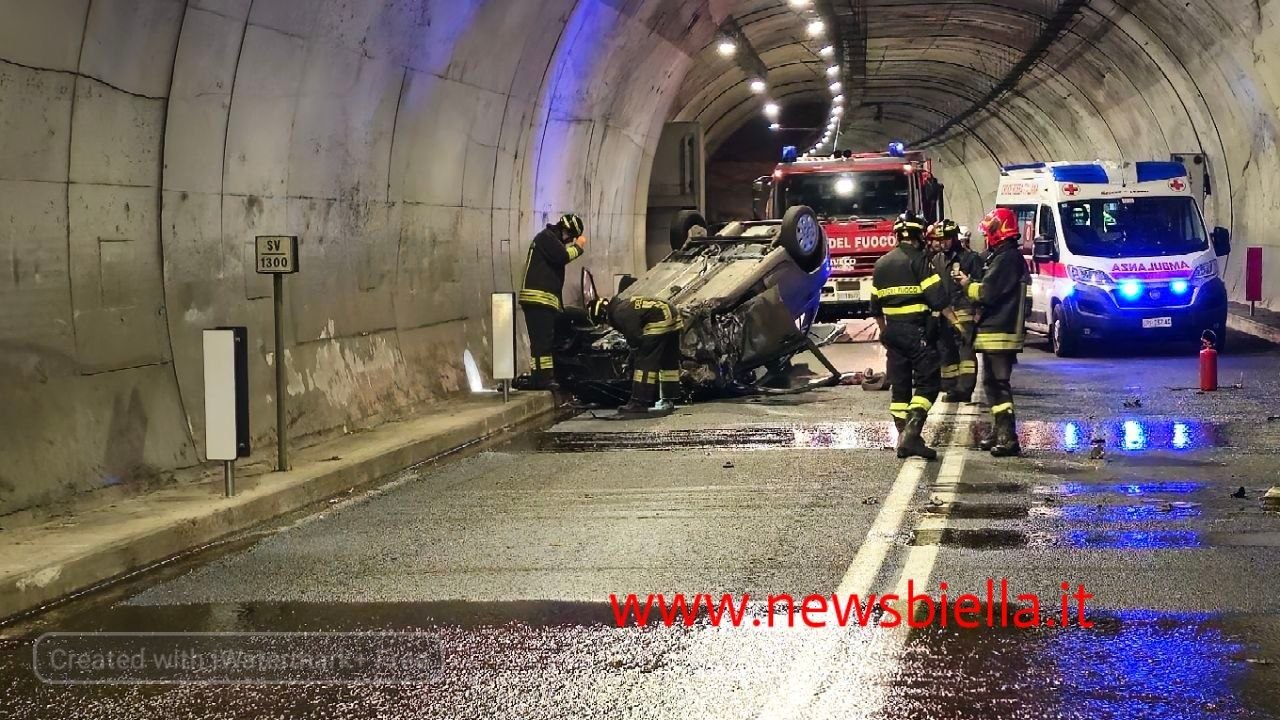 Schianto nella galleria della Volpe: auto si ribalta, due donne in ospedale, danneggiati impianti di emergenza FOTO e VIDEO