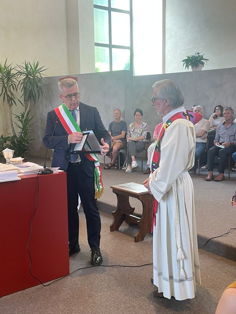 Cossatese in festa per i 50 anni di sacerdozio di don Mario Marchiori, consegnata una targa speciale