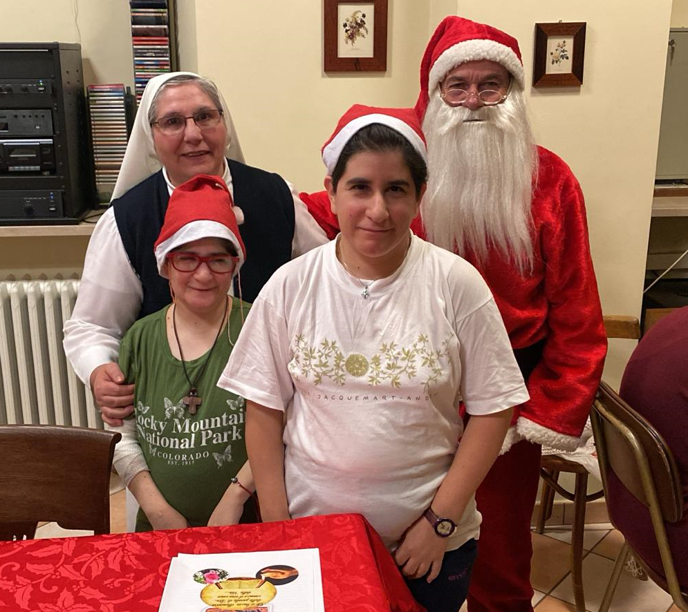 Bel gesto a Villa del Bosco, dal Comune gli auguri di Natale agli ospiti della casa di riposo