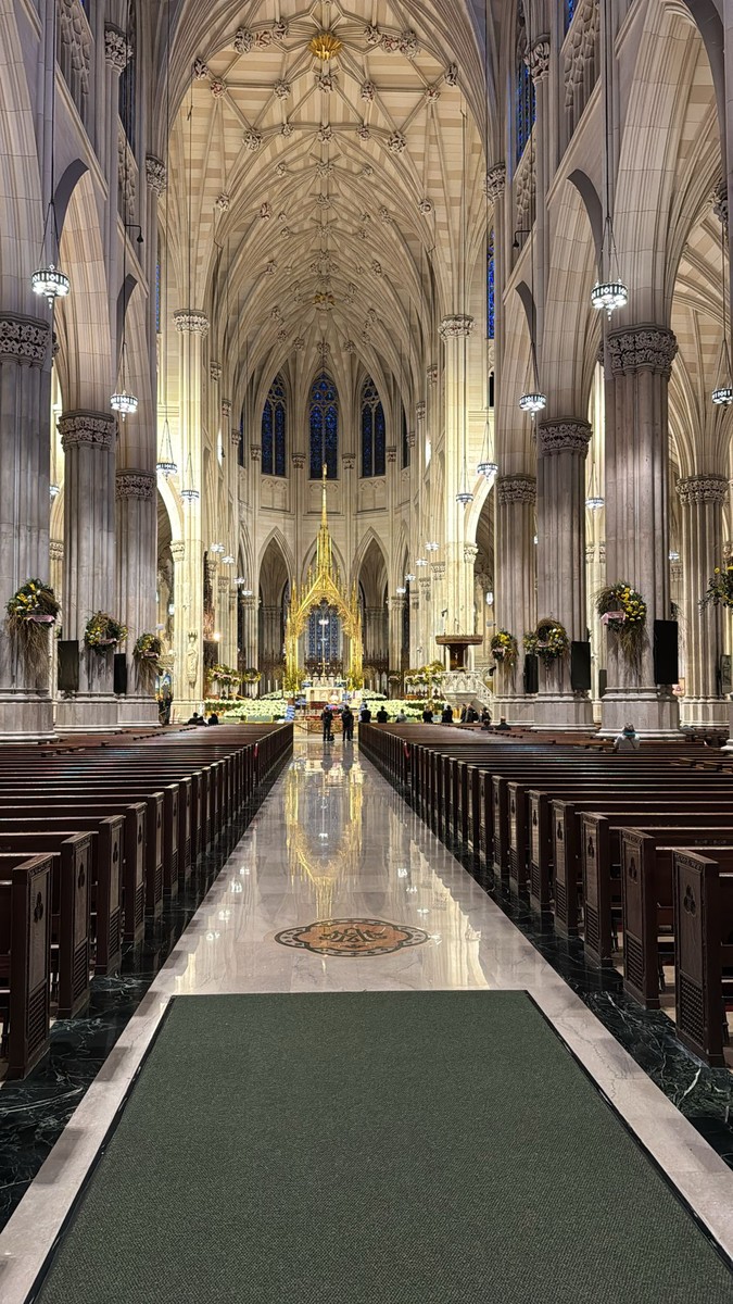 Il mondo prega per la morte di Papa Francesco: omaggi da New York a Roma