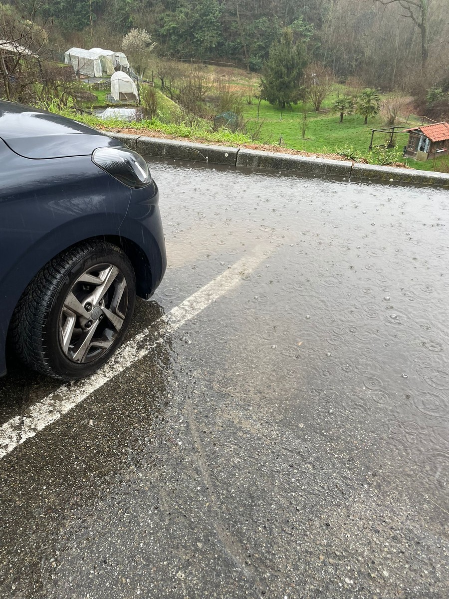 Casapinta: Il parcheggio che diventa una "piscina" ad ogni pioggia FOTO e VIDEO