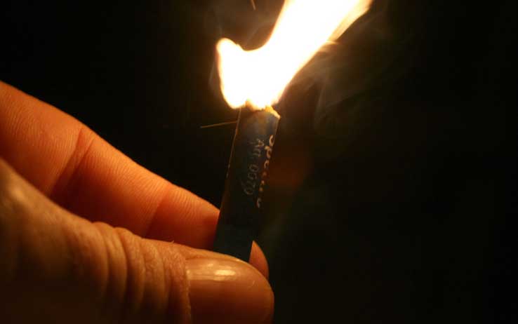 Petardi contro l’auto, scoppia la lite tra vicini a Verrone nella notte di Capodanno