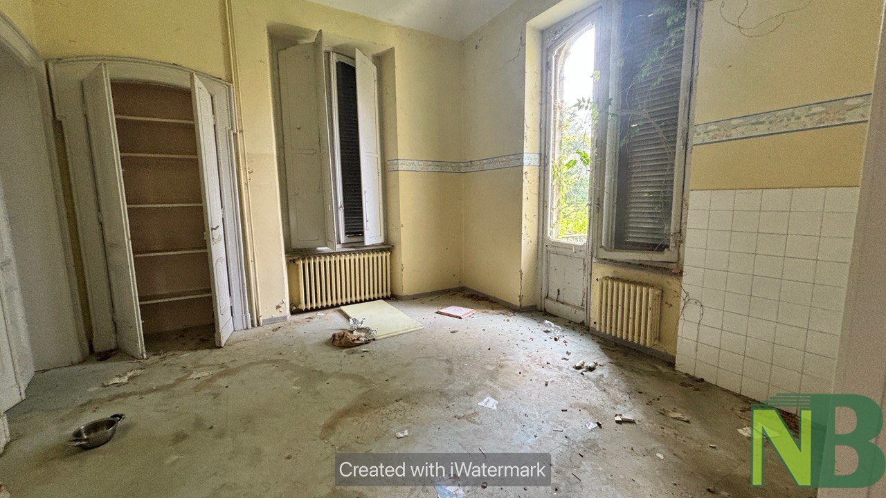 Biella, degrado all'ex asilo davanti al vecchio ospedale: la denuncia di una giovane coppia senza fissa dimora FOTO e VIDEO