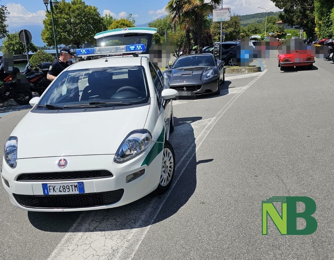 Viverone, tornano le soste selvagge sul lungolago: sanzione anche per un bolide di lusso