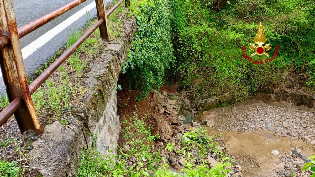 Biella, voragine sulla strada e gravi danni al ponte sul torrente Oremo: ecco le strade alternative per il traffico