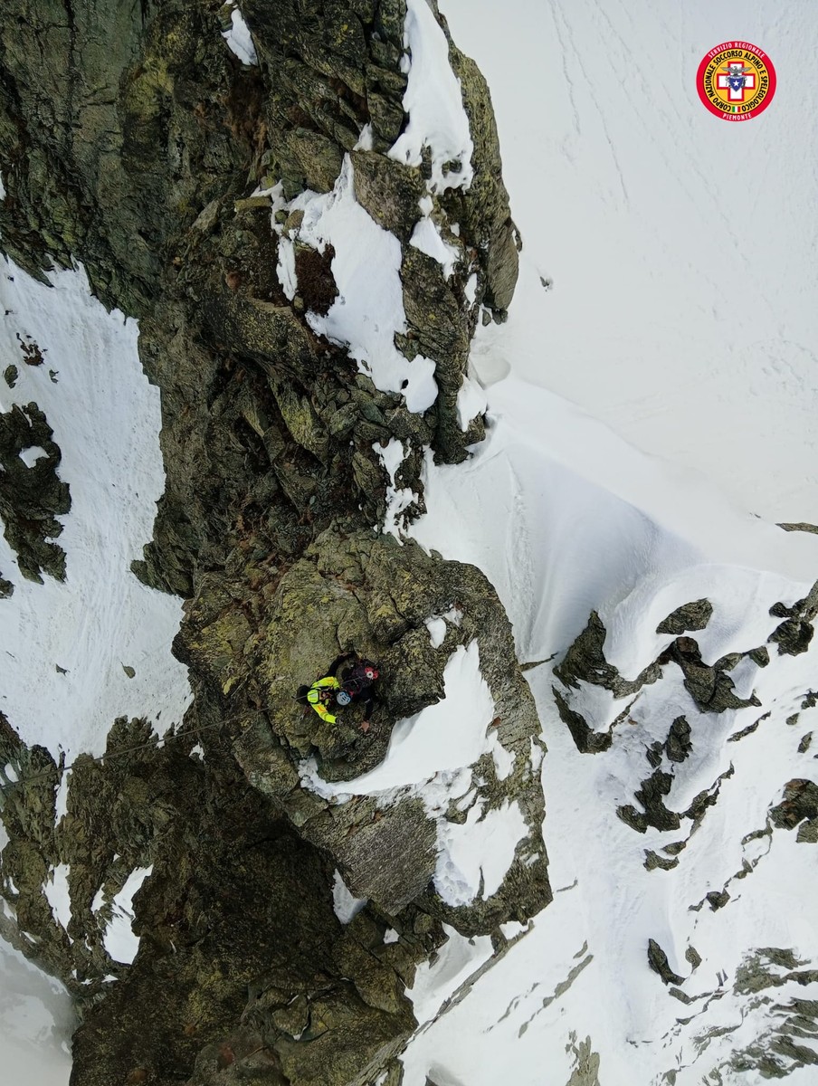 Precipita in un dirupo, uomo perde la vita: tragedia in alta Valsesia