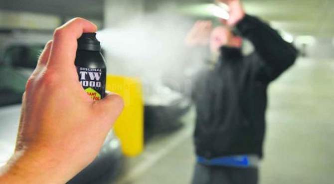 Lite per una bicicletta, spunta anche lo spray al peperoncino