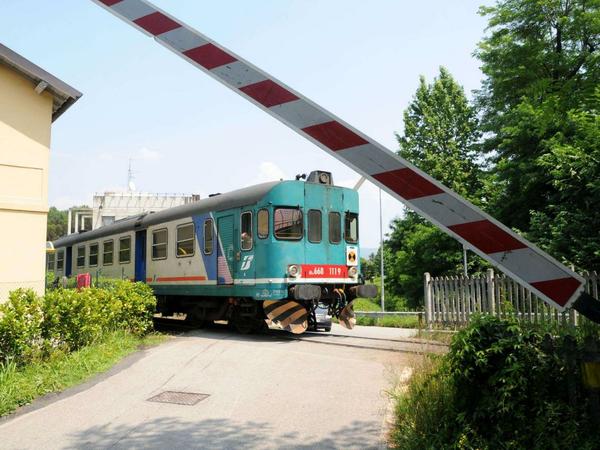 Auto in panne vicino al passaggio a livello a Valdengo, i Carabinieri fanno viabilità