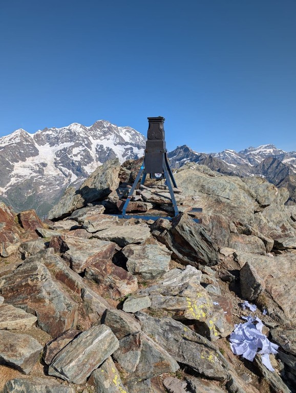 Nemmeno la Valsesia risparmiata dai vandali: distrutte le statue della Madonna sul Tagliaferro e sul Monte Bo