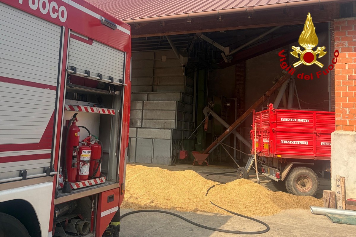 A fuoco un essiccatoio, scatta l'allarme nella vicina Rovasenda