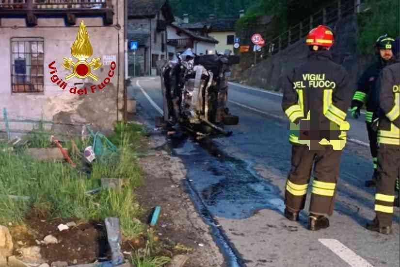 Auto si capotta sul fianco nella vicina Valsesia