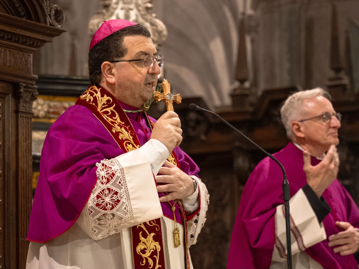 Biella, via Crucis: "La Croce di Gesù e in quelle odierne, guerra, solitudine, ingiustizie e nei drammi di tutti noi" FOTO