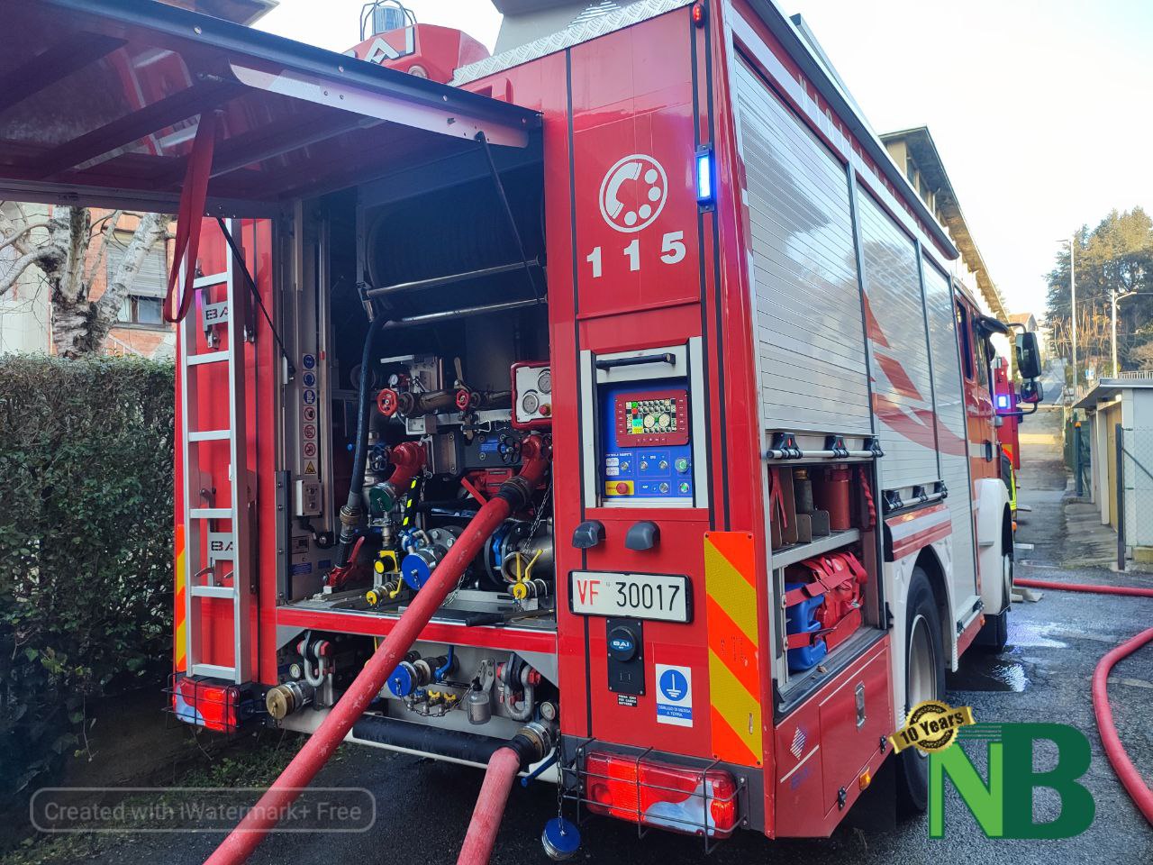 Dà fuoco a delle riviste e si allontana prima dell'arrivo di Carabinieri e Vigili del Fuoco