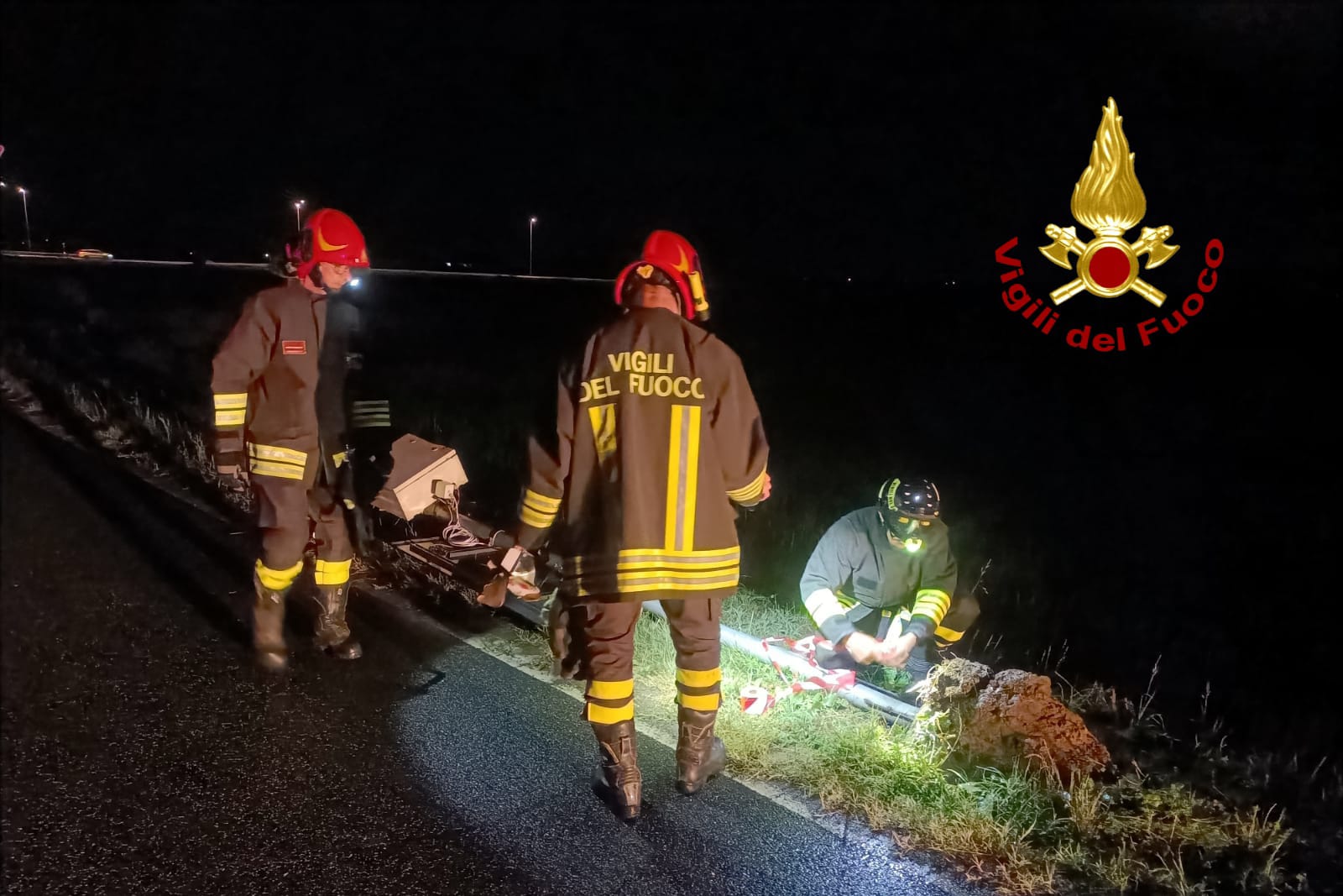 Maltempo nel vicino Vercellese, cartelli stradali a terra o piegati dal vento