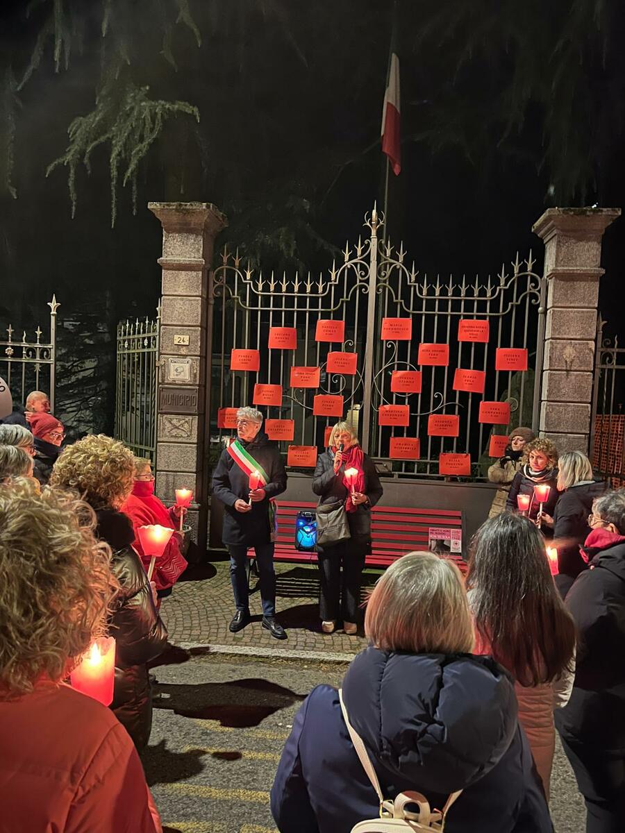 Grande partecipazione a Coggiola per la fiaccolata contro la violenza sulle donne FOTO